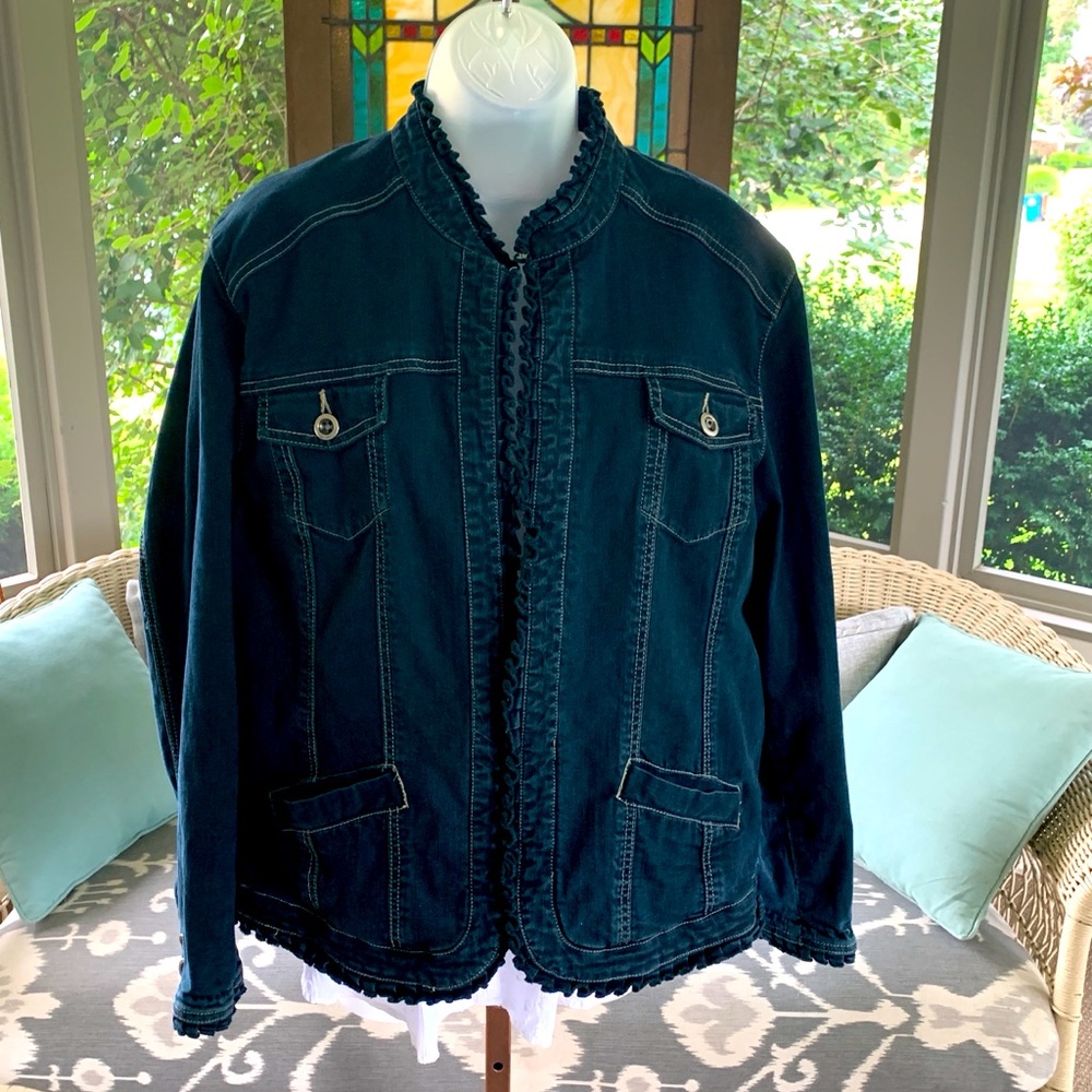 Chico’s dark blue cotton/spandex jean jacket❣️